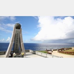 米軍との戦闘で日本人が海に身を投じたサイパン島バンザイクリフの慰霊碑（Ｃ）共同通信社