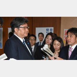 報道陣の質問に答える自民党の萩生田光一幹事長代行（Ｃ）日刊ゲンダイ