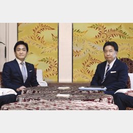 立憲民主党・枝野代表（右）と国民民主党・玉木代表（Ｃ）共同通信社