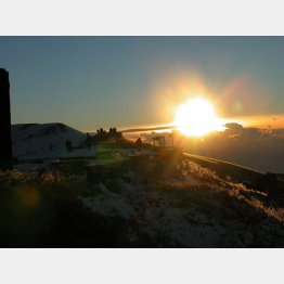 駒ケ岳山頂から最後の日の入りと初日の出を（提供写真）