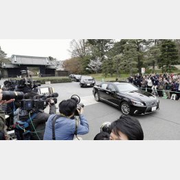 ３月29日、皇居を出る安倍首相の車列（Ｃ）共同通信社
