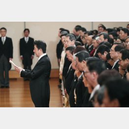 「退位礼正殿の儀」で国民代表の辞を述べる安倍首相（代表撮影）