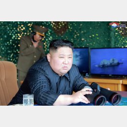 軍事訓練を視察する北朝鮮の金正恩朝鮮労働党委員長（Ｃ）ロイター／ KCNA