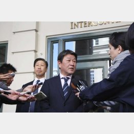 やってるふり(茂木経済再生相)/(C)共同通信社