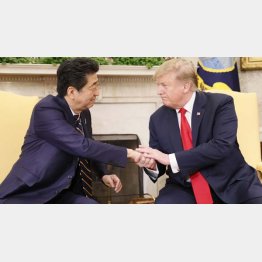 ４月末の日米首脳会談で握手する安倍首相（左）とトランプ米大統領。もう話はついているといわれているが…／（Ｃ）共同通信社