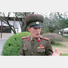 朝鮮人民軍中佐はバスの中でも談笑に応じた（撮影）立岩陽一郎