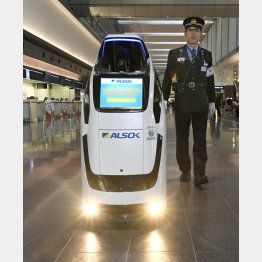 羽田空港で公開された警備ロボット（Ｃ）共同通信社