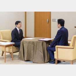 安倍首相から「内奏」を受けられる天皇陛下＝14日午前、皇居・宮殿「鳳凰の間」（宮内庁提供）