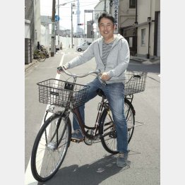 「自転車移動がちょうどいいんです」と小林さん（Ｃ）日刊ゲンダイ