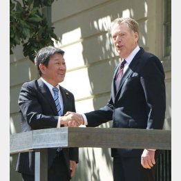 数量規制はどうなる(茂木経済再生相とライトハイザー米通商代表)/(C)共同通信社