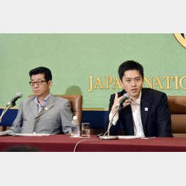 大坂を〝制圧″(左から、会見する大阪維新の会代表の松井一郎大阪市長と政調会長の吉村洋文大阪府知事)/(C)共同通信社