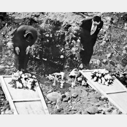 アッツ島で、埋められる火葬の残灰に拝礼をする江間（左）、稲田両事務官＝１９５３（昭和２８）年７月／（Ｃ）共同通信社