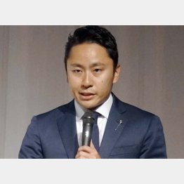 活動方針について語る日本フェンシング協会の太田雄貴会長（Ｃ）共同通信社