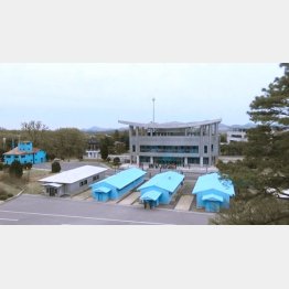 北側から見た軍事境界線と板門店の韓国側展望台（撮影・筆者）