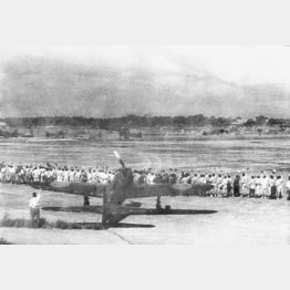 フィリピンのマバラカット飛行場を飛び立つ神風特別攻撃隊と見送る人々（1944年10月）／（Ｃ）共同通信社
