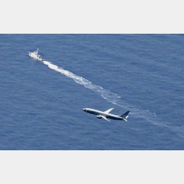 墜落した海域付近を捜索する海上保安庁の船舶（奥）と米軍機（Ｃ）共同通信社
