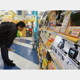 運転する老親のためにも真剣に選びたい（ドライブレコーダー売り場）／（Ｃ）共同通信社