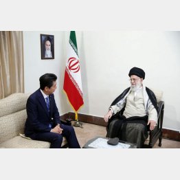 イラン最高指導者ハメネイ師（右）と初会談する安倍首相の尻の下にあるペーパーは…？（Ｃ）ロイター／イラン最高指導者公式ウェブサイト