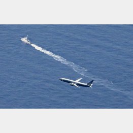 最新鋭ステルス戦闘機Ｆ３５Ａが墜落した海域付近を捜索する海上保安庁の船舶（奥）と米軍機／（Ｃ）共同通信社