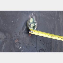 米国防総省が新たに発表した証拠写真の1枚。船体の緑色の不発弾を回収（Ｃ）ロイター