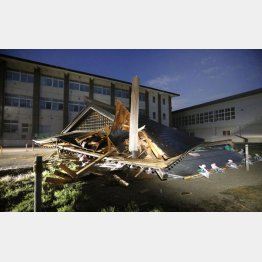山形・鶴岡市の小学校で倒壊した建物（Ｃ）共同通信社