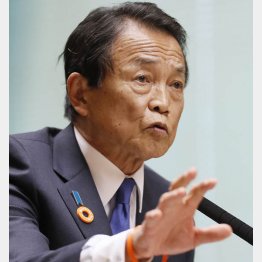 参院財政金融委で答弁する麻生金融相（Ｃ）共同通信社