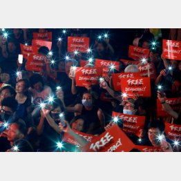 抗議する香港市民ら（Ｃ）ロイター