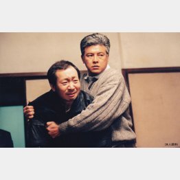 1997年ＮＨＫ放送「いのちの事件簿」のワンシーン。三浦友和（右）さんと／（提供写真）