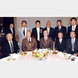 五木ひろしのパーティーに招待された中村さん（後列左から2番目）／（提供写真）