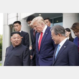 韓国の文在寅大統領（右）は金正恩（左）と談笑する余裕のふるまい（トランプ米大統領＝央）／（Ｃ）ロイター