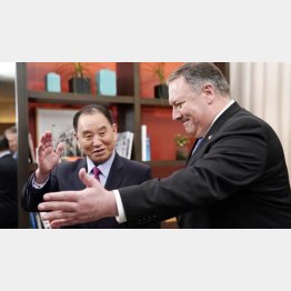 粛清説が浮上した北朝鮮の金英哲氏は健在（右はポンペオ米国務長官、2019年1月）／（Ｃ）ロイター＝共同