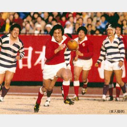 81年は母校（明大）を下して日本選手権４連覇（先頭が松尾雄治さん）／（提供写真）