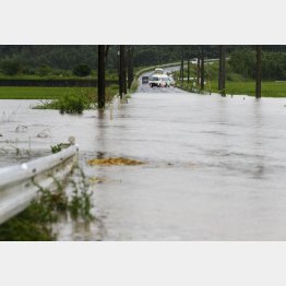 大雨で冠水した鹿児島県志布志市の道路（3日）／（Ｃ）共同通信社