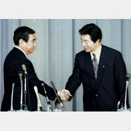 細川首相（右）と河野自民党総裁が合意（Ｃ）共同通信社