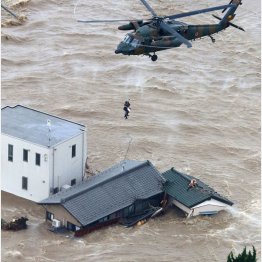 命からがら脱出（2015年9月、台風18号による鬼怒川決壊での水害）／（Ｃ）共同通信社