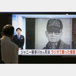 NHKを流す街頭ビジョンにクギづけ（Ｃ）日刊ゲンダイ