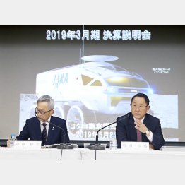 トヨタ自動車の決算は高水準（豊田章男社長＝右）／（Ｃ）共同通信社