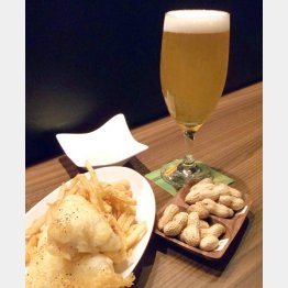 アテには「フィッシュ＆チップス」（手前左）と「千葉県産落花生2品種食べ比べ」がいい（Ｃ）日刊ゲンダイ