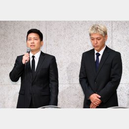 緊急謝罪会見をする宮迫博之（左）と田村亮（Ｃ）日刊ゲンダイ