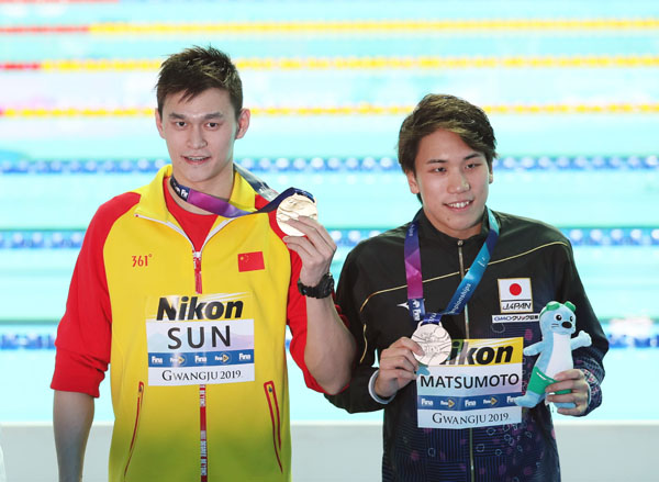 メダルを手にする孫楊（左）と松元（Ｃ）ロイター