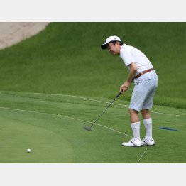 山梨の富士桜カントリー倶楽部でゴルフを行う安倍首相（写真は2015年）／（Ｃ）日刊ゲンダイ