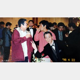 1998年、ラモス瑠偉のパーティーで（提供写真）