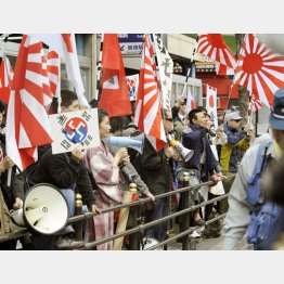 街宣活動をする「在日特権を許さない市民の会」のメンバーら（Ｃ）共同通信社