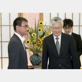 南官杓駐日韓国大使（右）を外務省に呼び出した河野外相（Ｃ）共同通信社