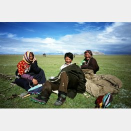 チベット自治区の草原で寛ぐ遊牧民と家族と（提供写真）