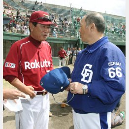 星野監督（左）の野球を否定した落合監督（Ｃ）日刊ゲンダイ