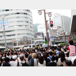 兵庫・三宮駅前で行われた安倍首相が参院選の応援演説。群集のはずれに地元行政書士政治連盟の幟も（Ｃ）日刊ゲンダイ