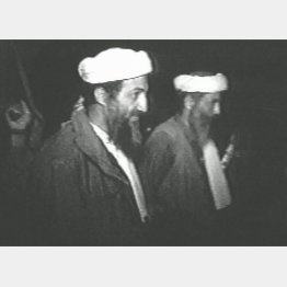 ウサマ・ビンラディン容疑者（資料）本人（左）右は側近のムハマド・アテフ（Ｃ）ロイター＝共同