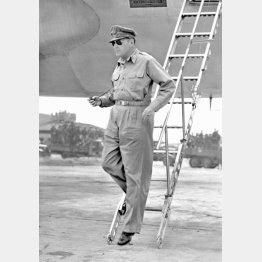連合国軍最高司令官として日本本土に第一歩をしるしたマッカーサー元帥（Ｃ）共同通信社