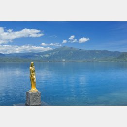 田沢湖とたつこ像、後方は駒ヶ岳（Ｃ）アマナイメージズ／共同通信イメージズ